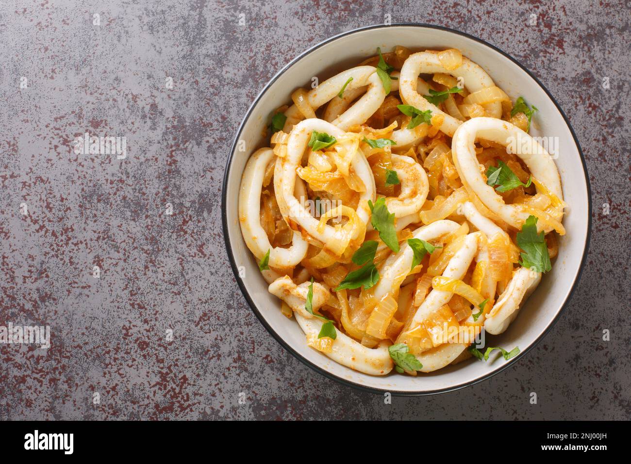 Calamares encebollados calamari Ringe mit karamellisierten Zwiebeln in ...