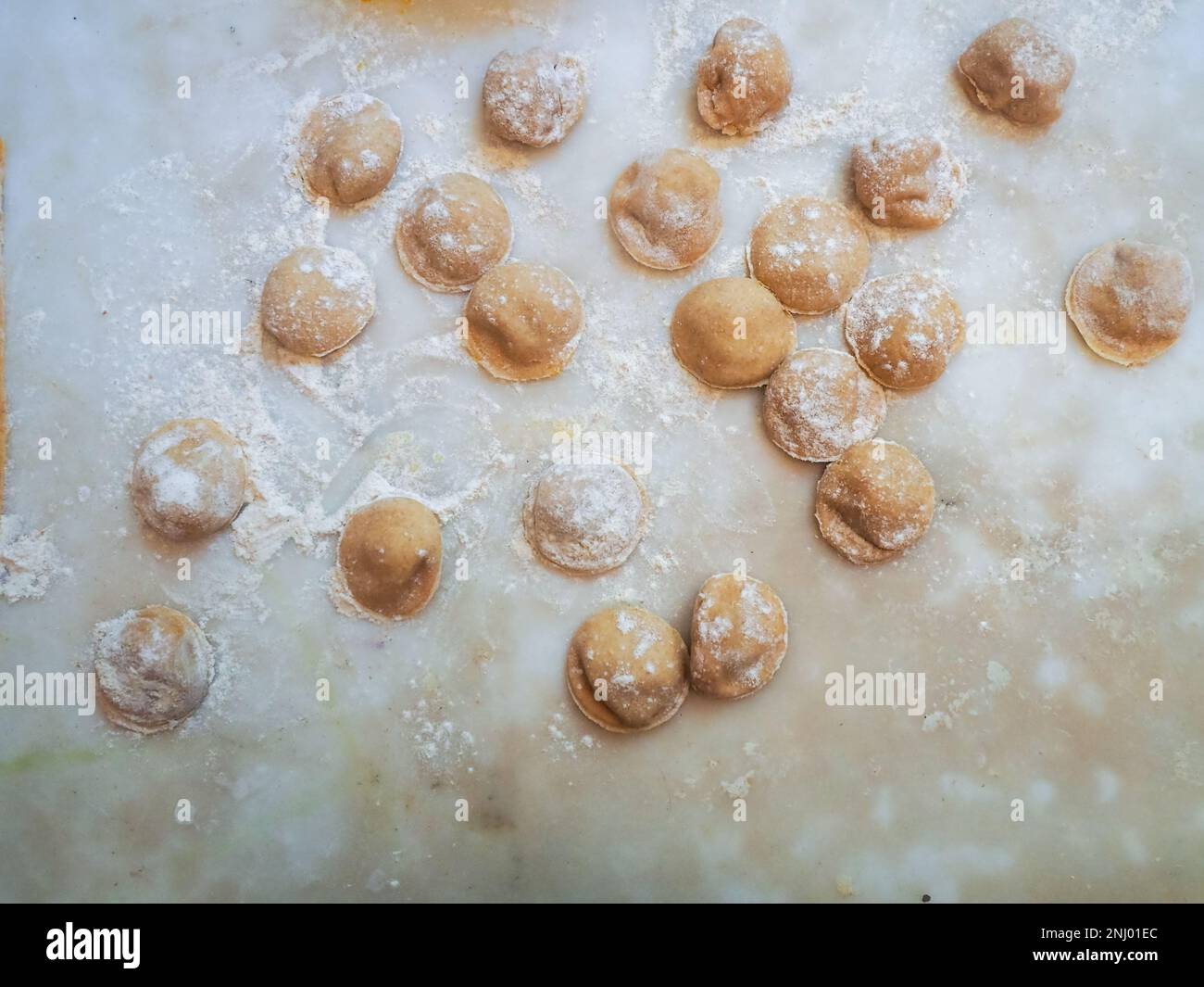Nahaufnahme: Tortelli gefüllt mit Kürbis gefüllt mit hausgemachter Pasta, Oma kocht saisonale „Tortelli di zucca“, traditionelle italienische gefüllte Pas Stockfoto