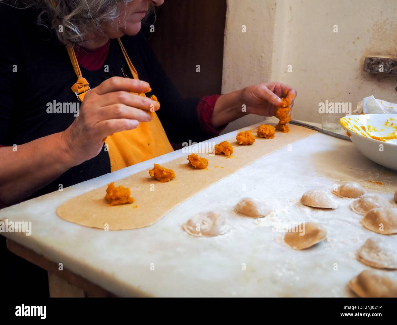 Nahaufnahme: Tortelli gefüllt mit Kürbis gefüllt mit hausgemachter Pasta, Oma kocht saisonale „Tortelli di zucca“, traditionelle italienische gefüllte Pas Stockfoto