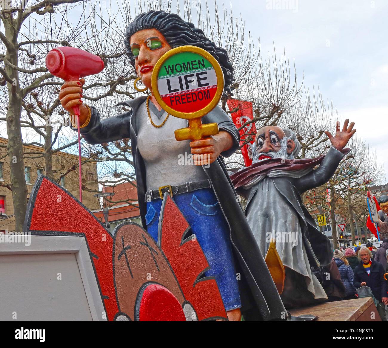 Wind of Change Float, iranische Frau benutzt Haartrockner, um einen islamischen Kleriker, Frau, Leben, Freiheit in Mainz Fastnacht, Shrove Montag, Februar 2023, zurückzublasen Stockfoto