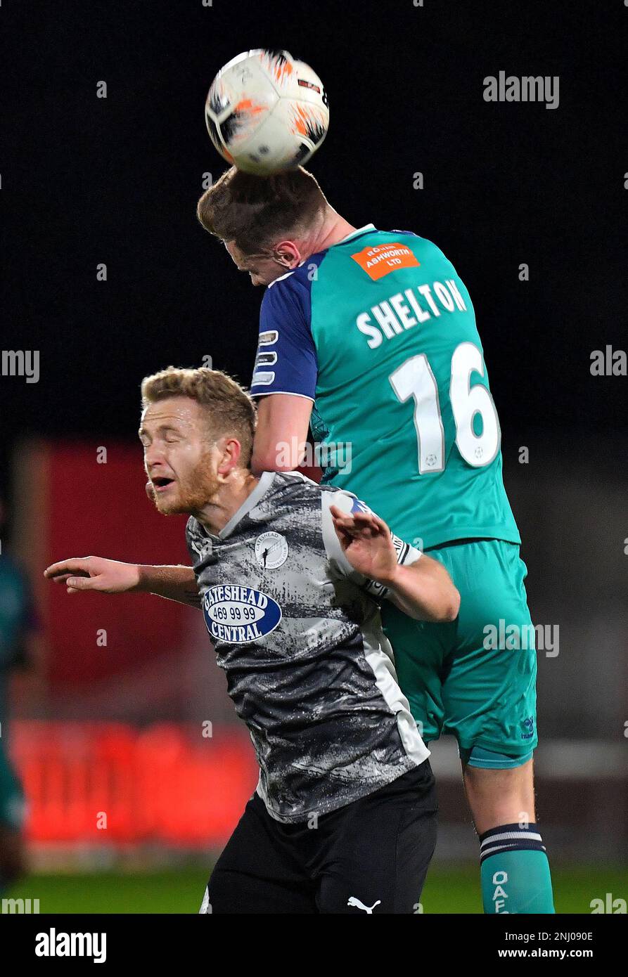 Mark Shelton von der Oldham Athletic Association Football Club spielt mit Greg Olley vom Gateshead Football Club während des Spiels der Vanarama National League zwischen Gateshead und Oldham Athletic im Gateshead International Stadium, Gateshead, am Montag, den 20. Februar 2023. (Foto: Eddie Garvey | MI News) Kredit: MI News & Sport /Alamy Live News Stockfoto