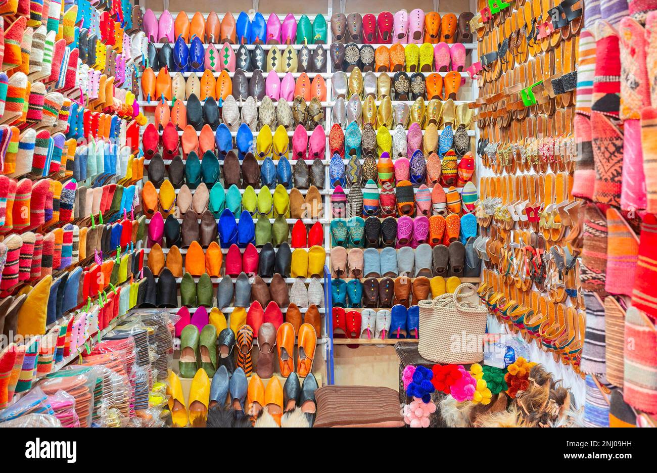 Bunte Babouche Hausschuhe - traditionelle marokkanische Schuhe auf dem Basar in Marocco Stockfoto
