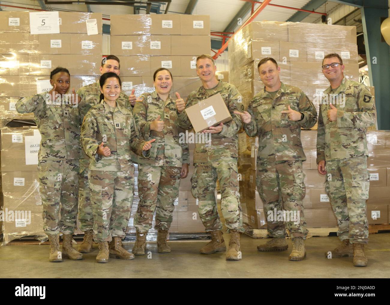 Mitglieder der 101. Division des Ministeriums für Luftfahrt posieren für ein Foto vor entladenen Kaffeepaletten, Fort Campbell, Ky., 4. August 2022. Siebzehn Kaffeepaletten wurden den Ministerialmannschaften des Fort Campbell gespendet, um sie an Soldaten zu verteilen. Stockfoto