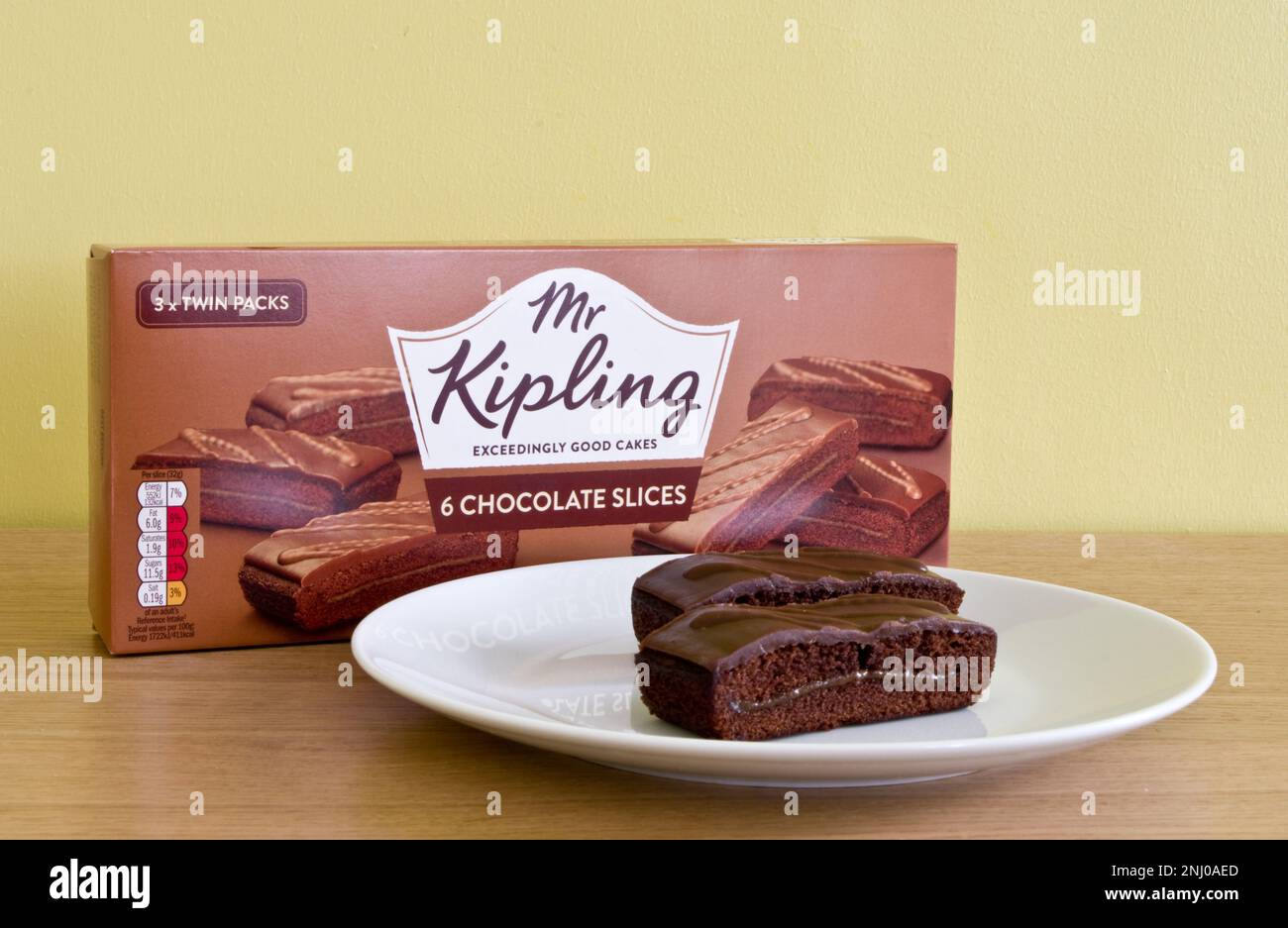 Packung Mr. Kipling Cakes - 6 Schokoladenscheiben, UK Stockfoto