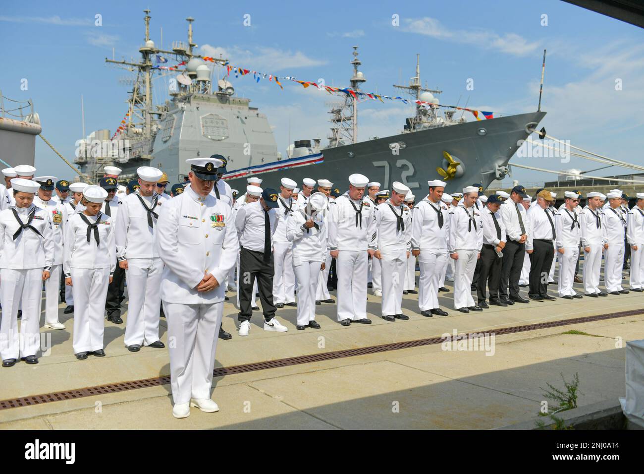 MARINESTÜTZPUNKT NORFOLK (4. August 2022) Seeleute und ehemalige Schiffskameraden stehen während der Stilllegungszeremonie der USS Vella Gulf (CG 72) am 4. August 2022 in Formation. Vella Gulf wurde am 18. September 1993 an der Marinestützstelle Norfolk in Auftrag gegeben. Vella Golf ist der erste von fünf Kreuzfahrtschiffen, die in diesem Jahr stillgelegt werden sollen. Stockfoto