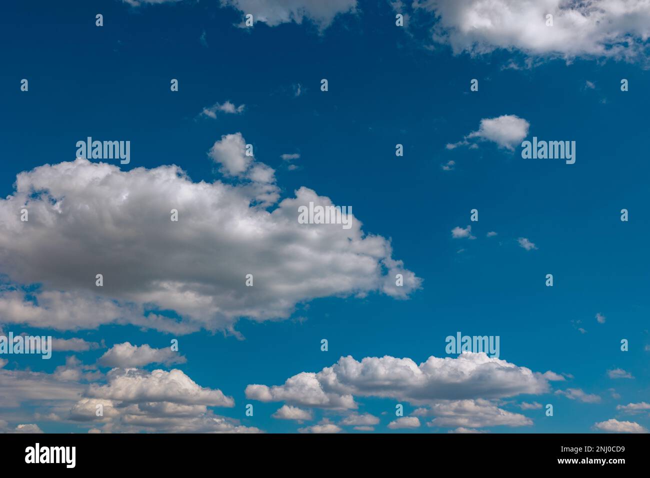 Teilweise bewölkter Himmel. Wolkenfoto. Konzeptfoto des Earth Day. Konzept der CO2-Neutralität. Stockfoto