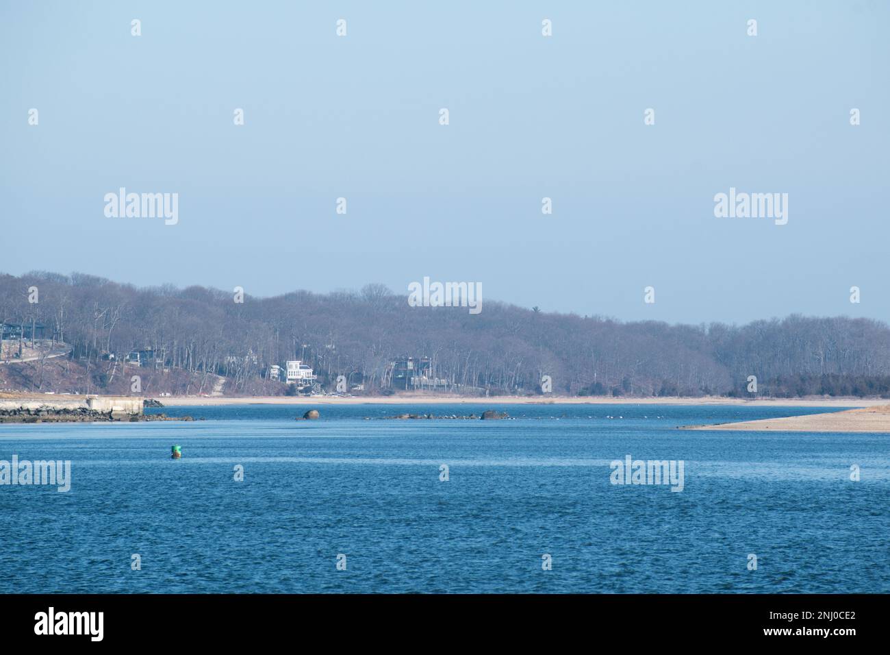 New York Beach mit felsiger Küste im Winter Stockfoto
