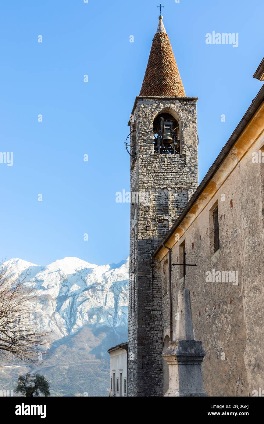 Blick auf den Glockenturm von Chiesa di San Giovanni Battista in Tremosine am Gardasee, Italien Stockfoto