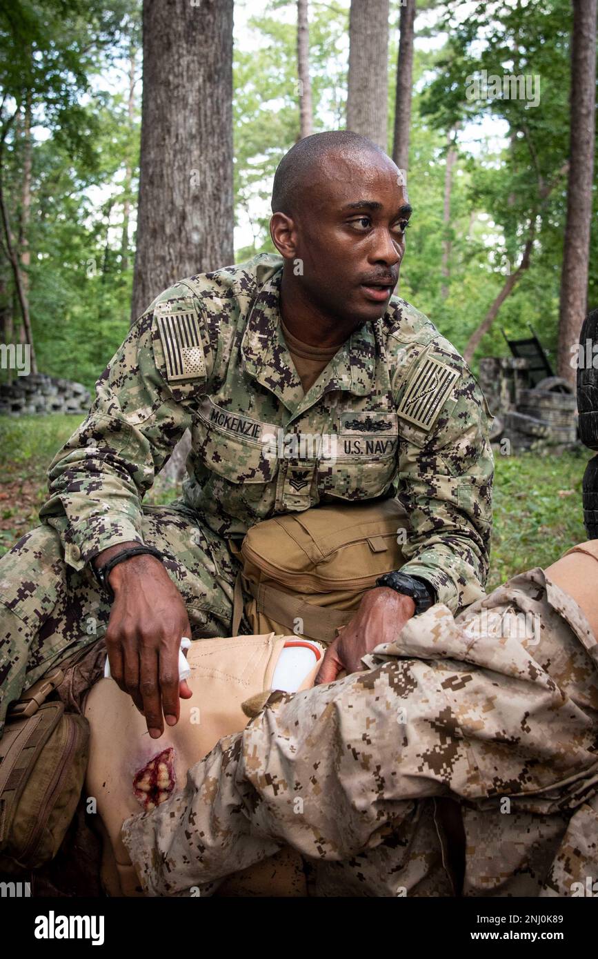 *TRAINING*TRAINING*TRAINING* Hospital Corpsman First Class Clement McKenzie beantwortet die Fragen eines Ausbilders über das Packen einer Wunde während einer Trainingsereignis am 4. August an Bord der Marine Corps Air Station Cherry Point. McKenzie und andere Matrosen, die der Naval Health Clinic Cherry Point zugewiesen wurden, führten die praktische Übung als Studenten in Tactical Combat Casualty Care durch, ein Kurs, der entwickelt wurde, um ihre Kampfmedizin Fähigkeiten zu verbessern. Stockfoto