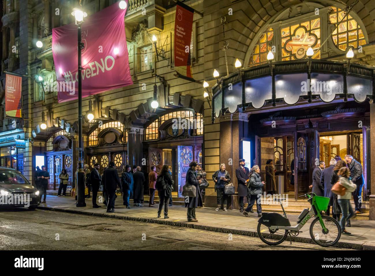 Vor dem Eingang zum London Coliseum, der Heimat der englischen Nationaloper, in der St Martins Lane, gehen Leute hinein, um eine Produktion von Carmen zu sehen. Stockfoto