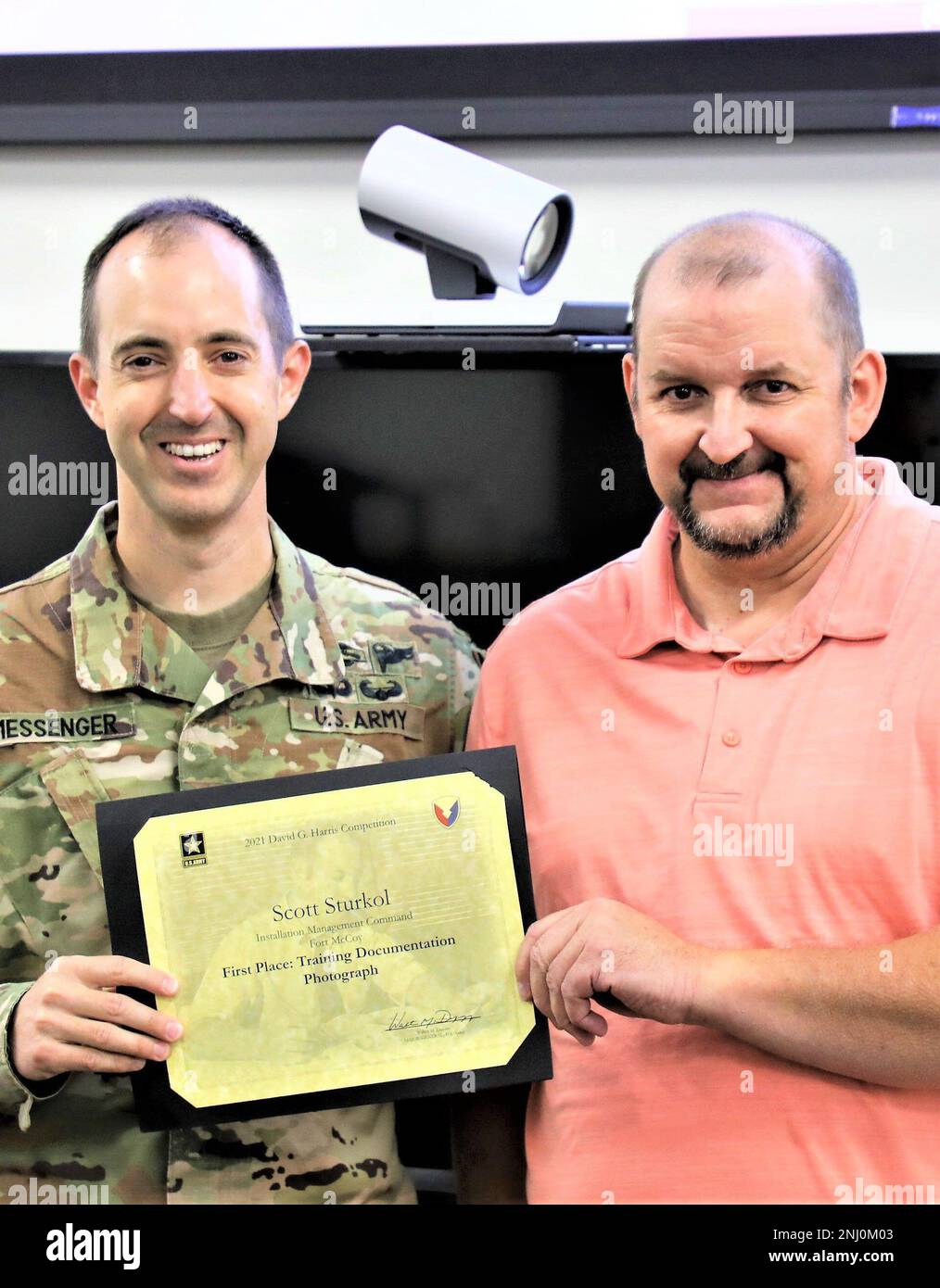 Scott T. Sturkol vom Fort McCoy Public Affair Office erhält vom Fort McCoy Commander Garrison am 4. August 2022 in Fort McCoy Messenger, Wisconsin, ein Zertifikat für den United States Army Material Command Award von Fort McCoy Garrison Commander Colonel Stephen Messenger. Sturkol erhielt einen ersten Platz und eine ehrenvolle Erwähnung im 2021. Army Material Command David G. Harris Public Affairs Wettbewerb. Er erreichte den ersten Platz in Kategorie G3: Foto der Schulungsdokumentation mit einem Foto der Schulung zum Eintauchen in kaltes Wasser aus der Klasse 21-04 für den Betrieb bei kaltem Wetter im März 2021. Und er hat sich die Ehre verdient Stockfoto