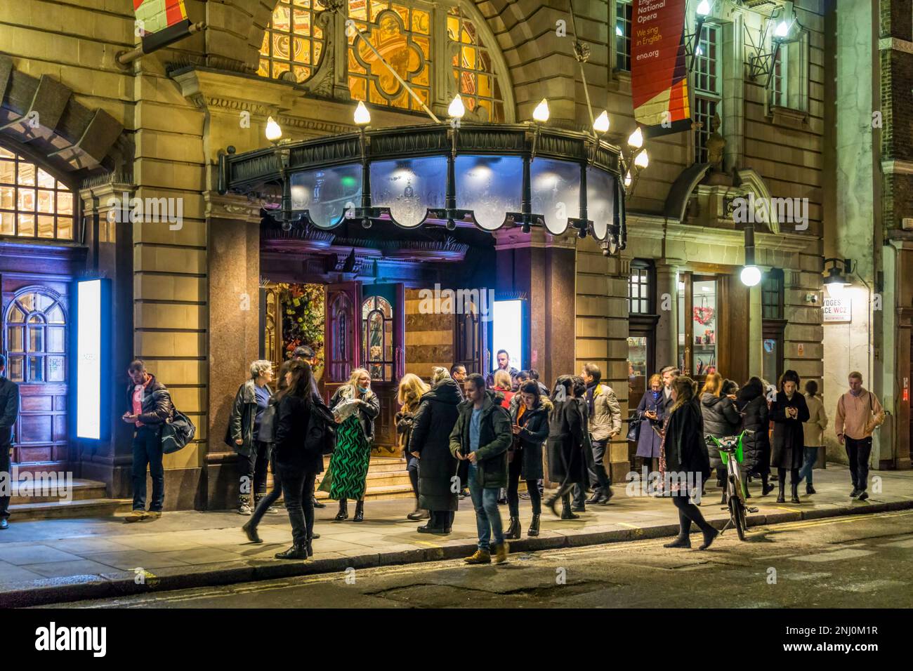 Vor dem Eingang zum London Coliseum, der Heimat der englischen Nationaloper, in der St Martins Lane, gehen Leute hinein, um eine Produktion von Carmen zu sehen. Stockfoto