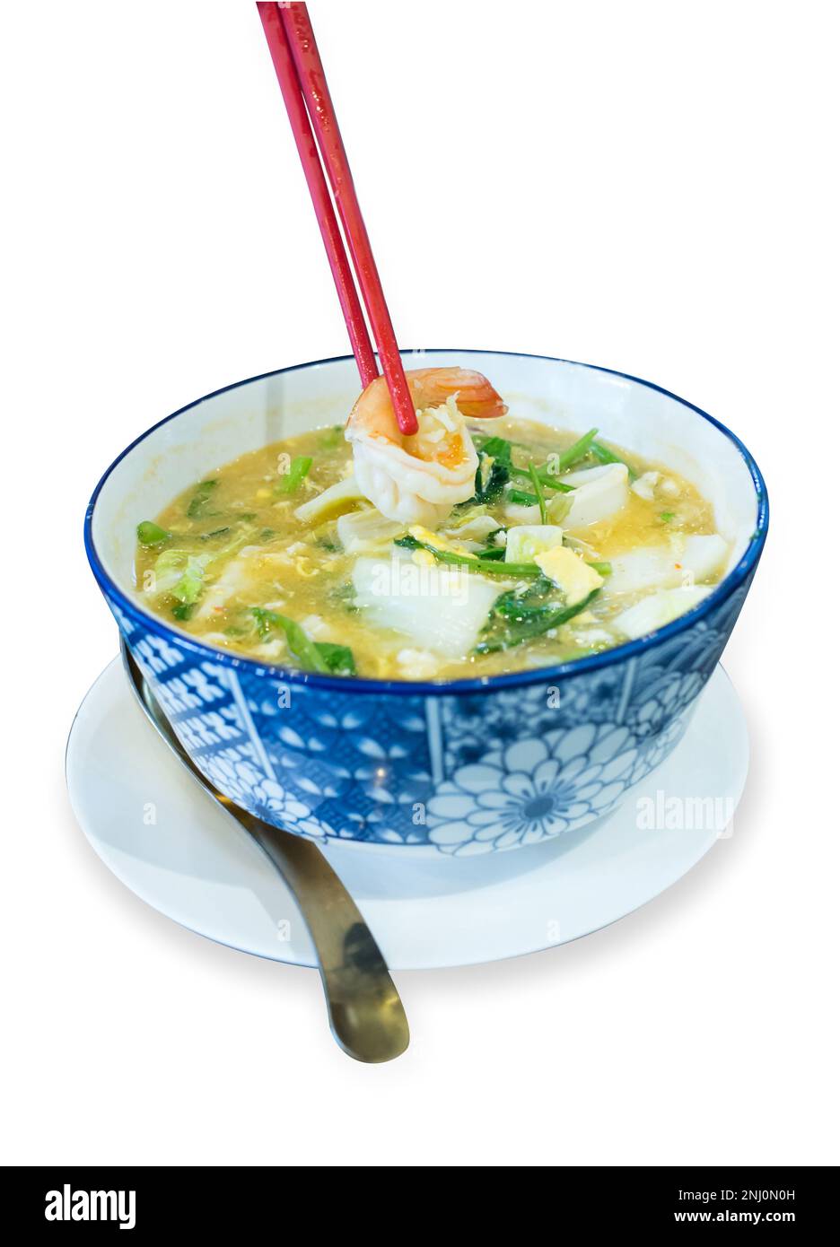 Suki-Schnitt in Brühe Gemischtes Meeresfutter mit Vermicelli und Gemüse auf Weiß isoliert. Stockfoto