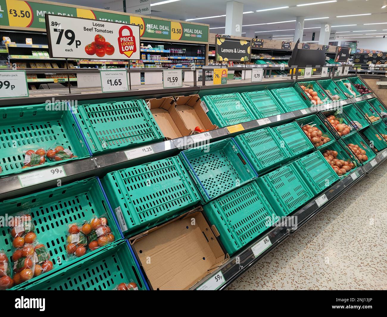Leere Regale im Morrisons Supermarkt. Die Supermärkte im Vereinigten Königreich haben mit Tomaten- und Gemüsemangel zu kämpfen. Stone, Staffordshire, Vereinigtes Königreich, 21. Februar 2023 Stockfoto