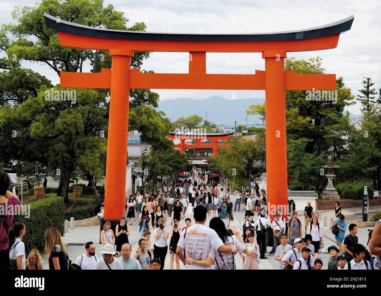 Kyoto, Japan - September 2017: Fushimi Inari-Schrein oder Fushimi Inari Taisha, ein Shinto-Schrein. Ein japanisches Denkmal, berühmt für seine orangefarbenen Torii-Tore Stockfoto