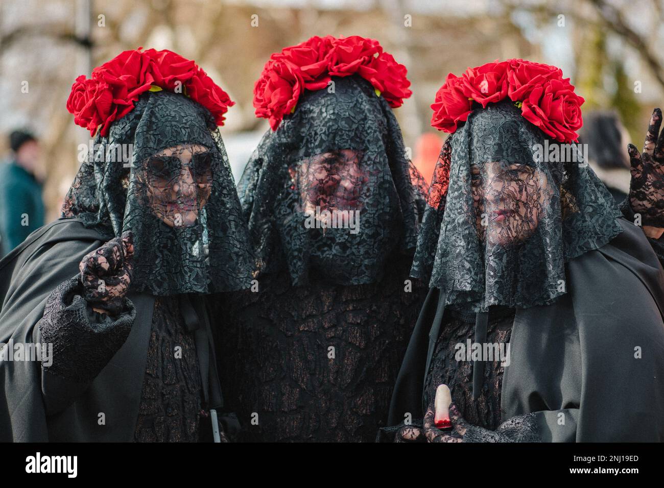 Drei Mädchen oder Frauen, die sich während Uzgavenes, einem litauischen Volksfest während des Karnevals, 7. Woche vor Ostern, schwarz mit Rosen verkleiden, wie Witwen Stockfoto