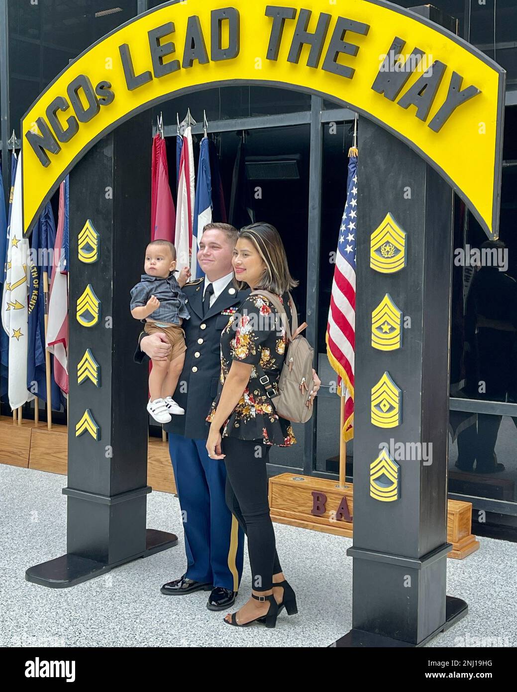 Blanchfield Army Community Hospital, nicht kommissionierter Offizier, Sergeant Christian Mills, posiert für ein Foto mit seiner Familie nach einer NCO-Einführungszeremonie am 4. August in Fort Campbell, Kentucky. Eine NCO-Einführungszeremonie ist ein altehrwürdiger Brauch der Armee, der den Übergang eines einzelnen Soldaten zu einem Anführer des NCO Corps kennzeichnet. Es ist eine formelle Anerkennung für neue Corporals und Sergeants, die ihre erhöhte Verantwortung für die Ausbildung und die Führung von Juniorsoldaten für eine Bereitschaftstruppe markieren. Stockfoto