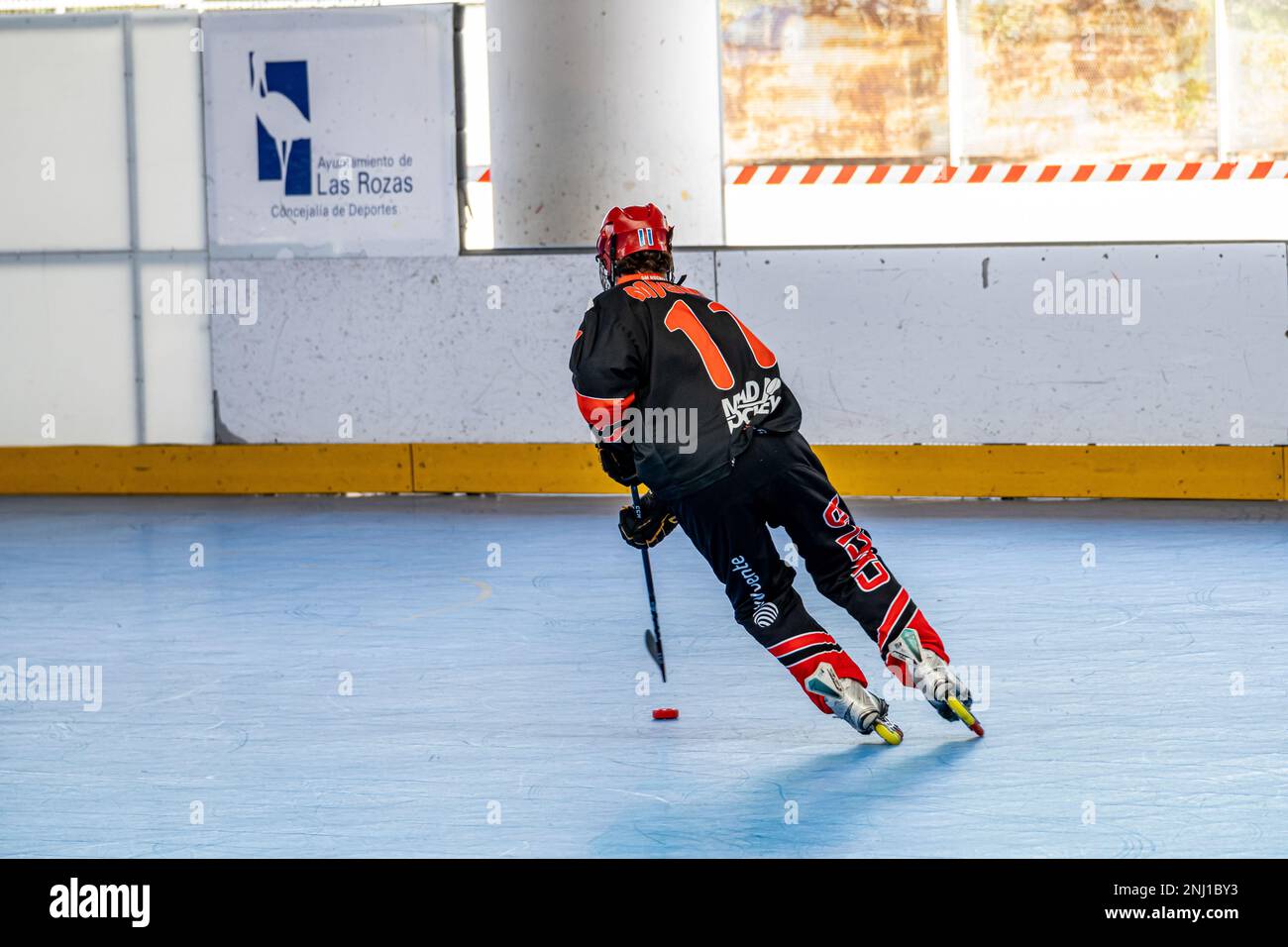 Männerspiel der Spanischen Elite-Liga des Inline-Field-Hockeyspiels zwischen den Teams von Kannibalen und Rubin in der Eisbahn von Las rozas. Stockfoto