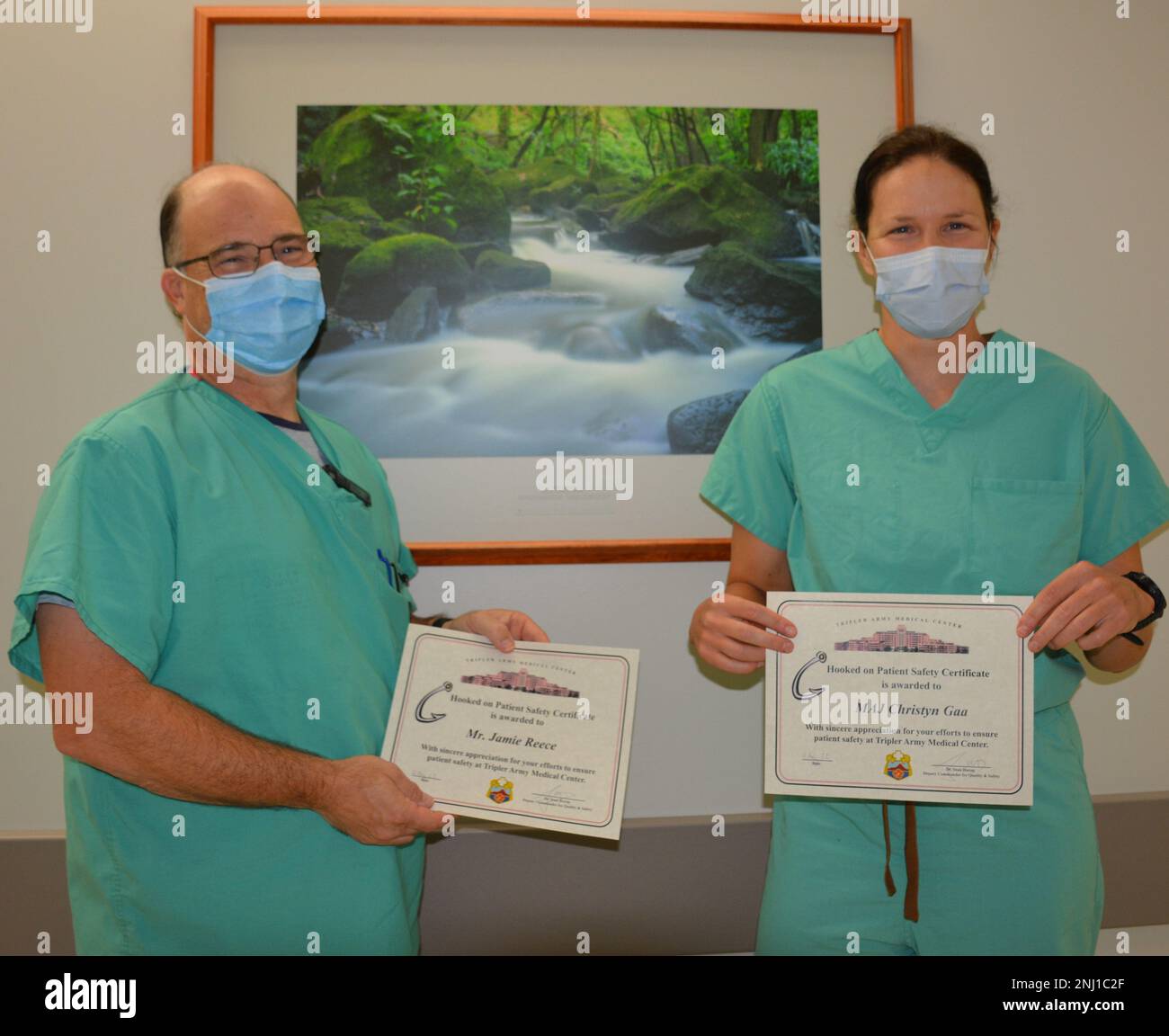 Dr. Sean Harap, Deputy Commander Quality and Safety (Center), überreichte Herrn Jamie Reece und Major Christyn GAA einen „Hook on Safety Award“, deren Bewusstsein und Selbstmotivation zur Gewährleistung der Sicherheit aller Menschen. Stockfoto