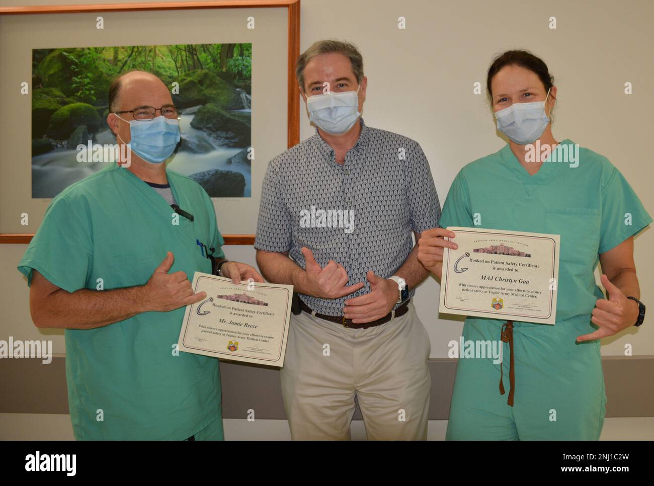 Dr. Sean Harap, Deputy Commander Quality and Safety (Center), überreichte Herrn Jamie Reece und Major Christyn GAA einen „Hook on Safety Award“, deren Bewusstsein und Selbstmotivation zur Gewährleistung der Sicherheit aller Menschen. Stockfoto