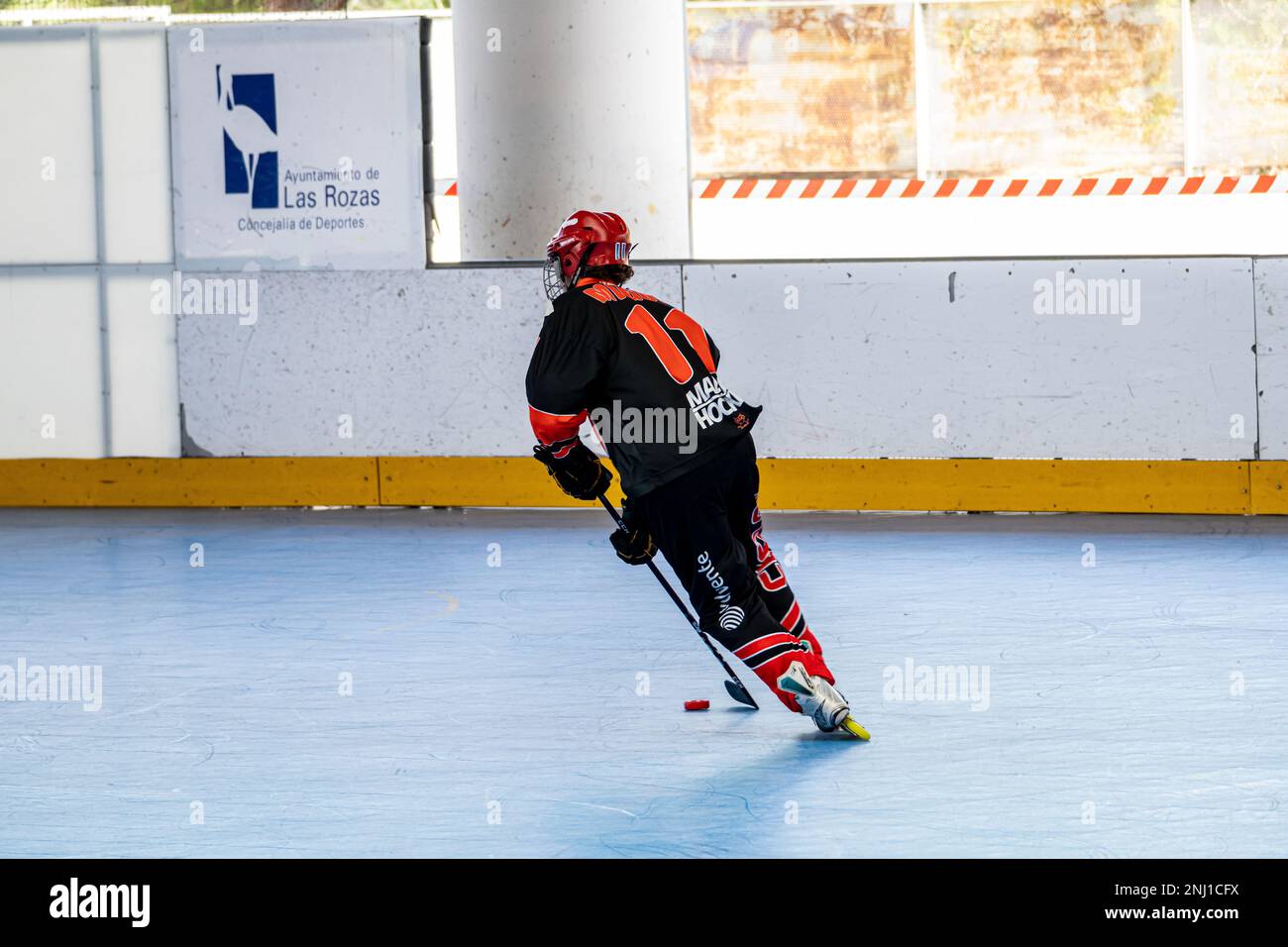 Männerspiel der Spanischen Elite-Liga des Inline-Field-Hockeyspiels zwischen den Teams von Kannibalen und Rubin in der Eisbahn von Las rozas. Stockfoto