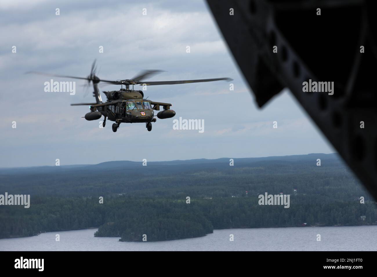 EIN US-AMERIKANISCHER Army UH-60 Black Hawk, dem 1. Geschwader zugeteilt, 214. General Support Aviation Bataillon, 12. Combat Aviation Brigade, fliegt hinter einem CH-47 Chinook während eines kulturellen Austauschflugs in Tampere, Finnland, 4. August 2022. Die nächsten Wochen in den USA Soldaten und finnische Truppen werden mehrere Übungen durchführen, um die Beziehungen zu stärken und die Interoperabilität zwischen den beiden Nationen zu fördern. Stockfoto