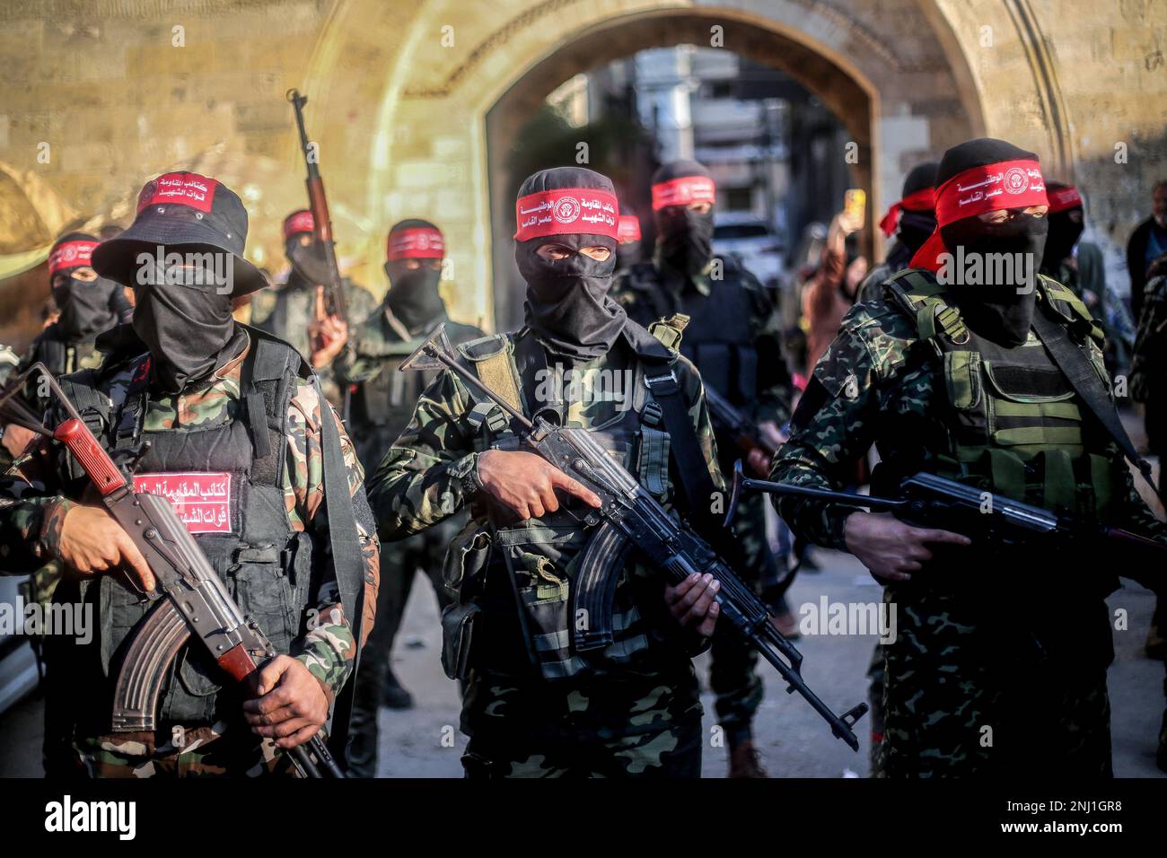 Kämpfer der Demokratischen Front für die Befreiung Palästinas während eines märz anlässlich des 54. Jahrestages ihrer Gründung im südlichen Gazastreifen. (Foto: © Yousef Masoud / SOPA Images/Sipa USA) Stockfoto