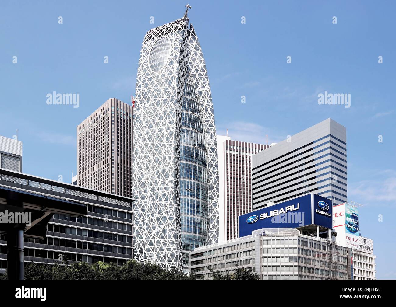 Tokio, Japan - September 2017: Futuristischer Wolkenkratzer des Tokio Mode gakuen Cocoon Tower, entworfen von Noritaka Tange im Geschäftsviertel von Shinjuku Stockfoto