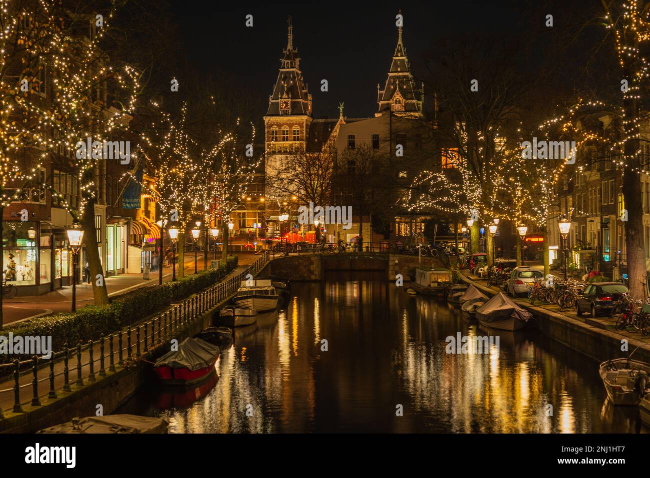 12. Dezember 2022, AMSTERDAM, NIEDERLANDE, Blick auf Amsterdam während des Lichtfestivals in den Niederlanden bei Nacht, Weihnachten und Neujahrsatmosphäre Stockfoto