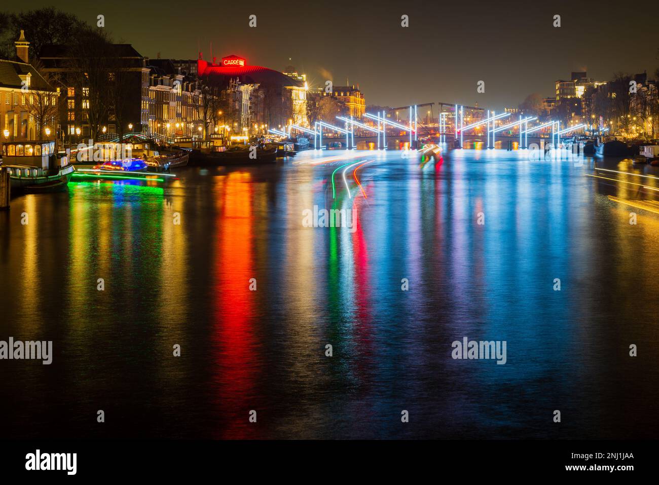 12. Dezember 2022, AMSTERDAM, NIEDERLANDE, Blick auf Amsterdam während des Lichtfestivals in den Niederlanden bei Nacht, Weihnachten und Neujahrsatmosphäre Stockfoto