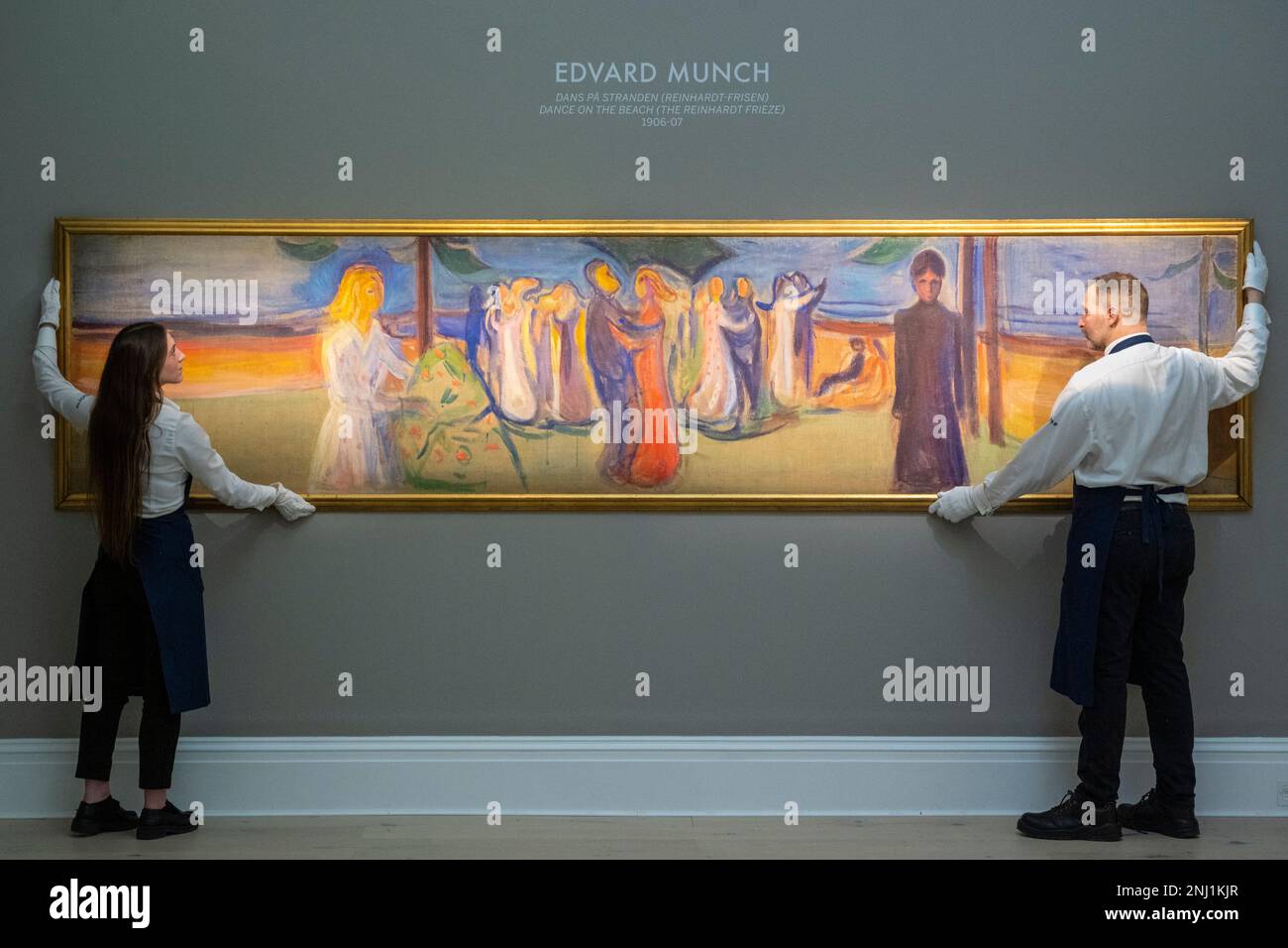 London, Großbritannien. 22. Februar 2023 Die Techniker präsentieren „Dans på stranden (Reinhardt-frisen) (Dance on the Beach (The Reinhardt Frieze))“ von Edvard Munch (Est. £12.000.000 - 20.000.000) bei einer Vorschau auf Highlights von Sotheby's demnächst erscheinendem modernen und zeitgenössischen Abendverkauf mit Werken von Kandinsky, Picasso, Richter und Munch. Der Verkauf findet am 1. März 2023 in den New Bond Street-Galerien in Sotheby statt. Kredit: Stephen Chung / Alamy Live News Stockfoto