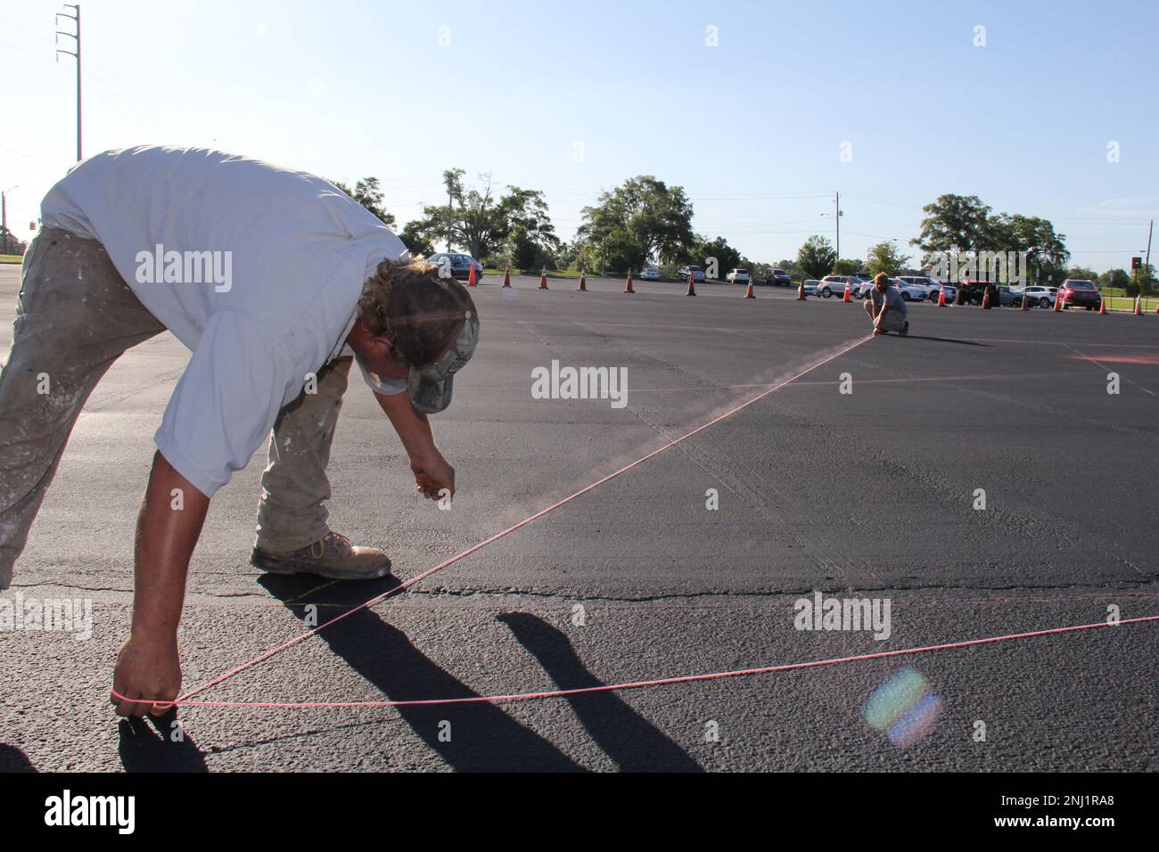 Auf dem Parkplatz auf Fort Rucker werden Linien gemessen und gestrichen. Foto von Jay Mann. Stockfoto