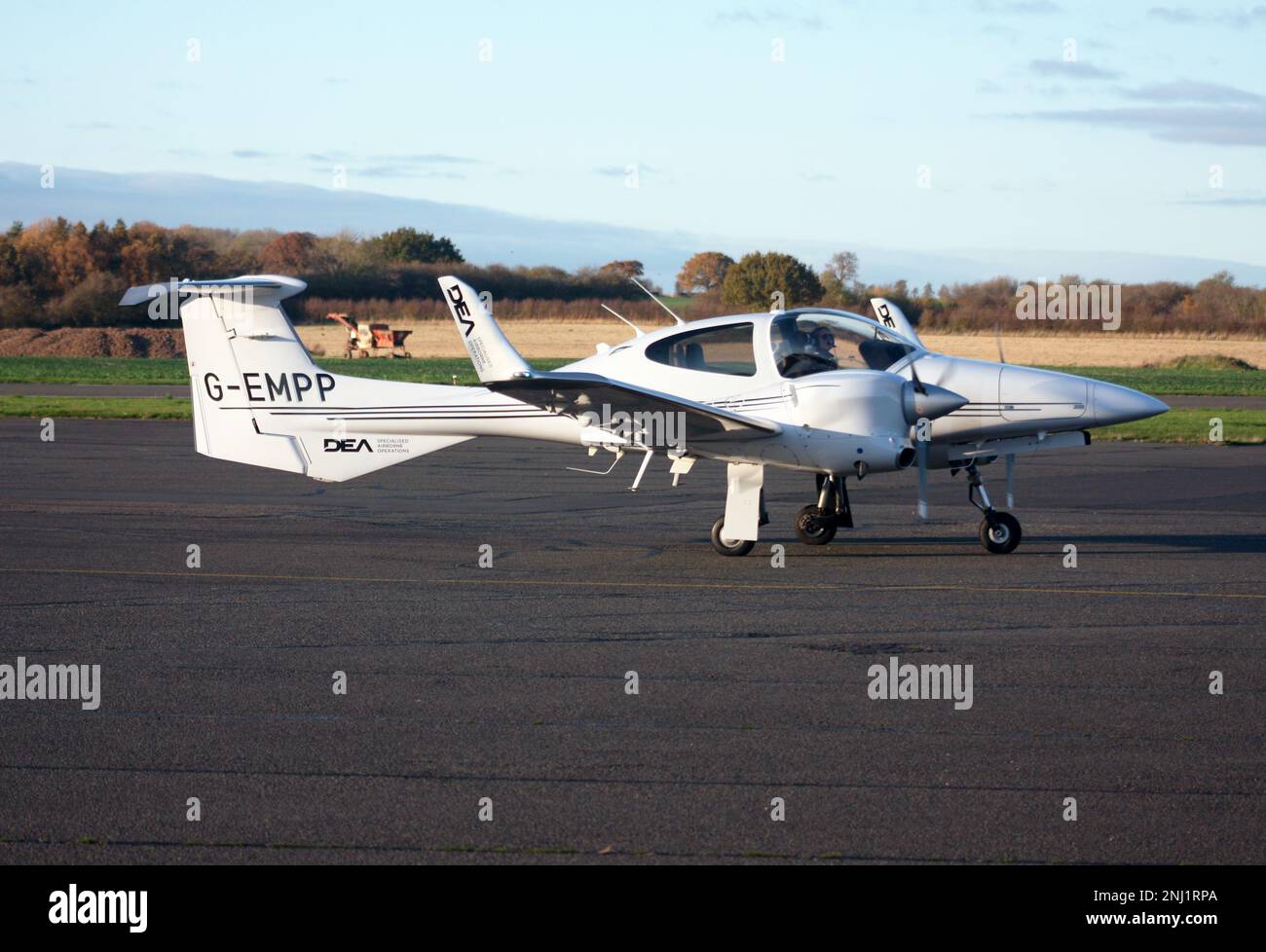 Ein Diamond DA42 Twin Star von DEA Aviation am Brighton City Airport Stockfoto