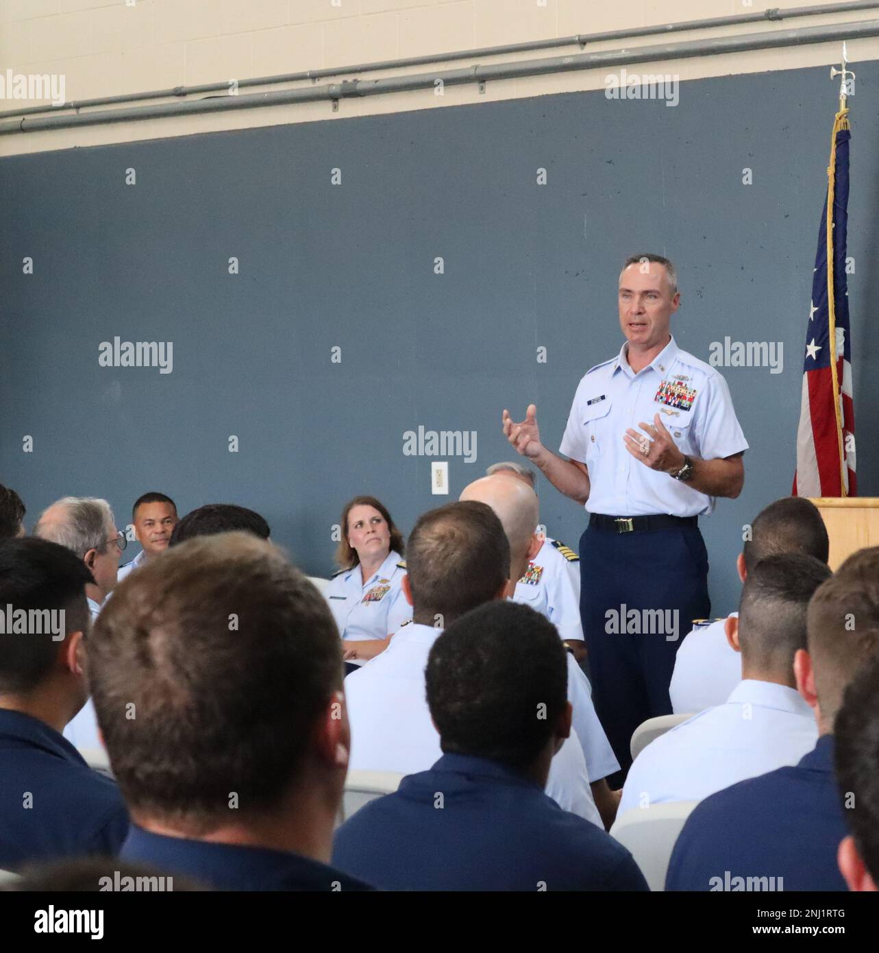 Master Chief Matt Buckman, Command Master Chief für den 9. Küstenwachbezirk, beantwortet Fragen bei einer Allhand-Sitzung am 5. August 2022. Die Versammlung fand während des Grand Haven Coast Guard Festivals an der Küstenwache Grand Haven Station Grand Haven statt. USA Foto der Küstenwache von Daniel Groenendyk. Stockfoto