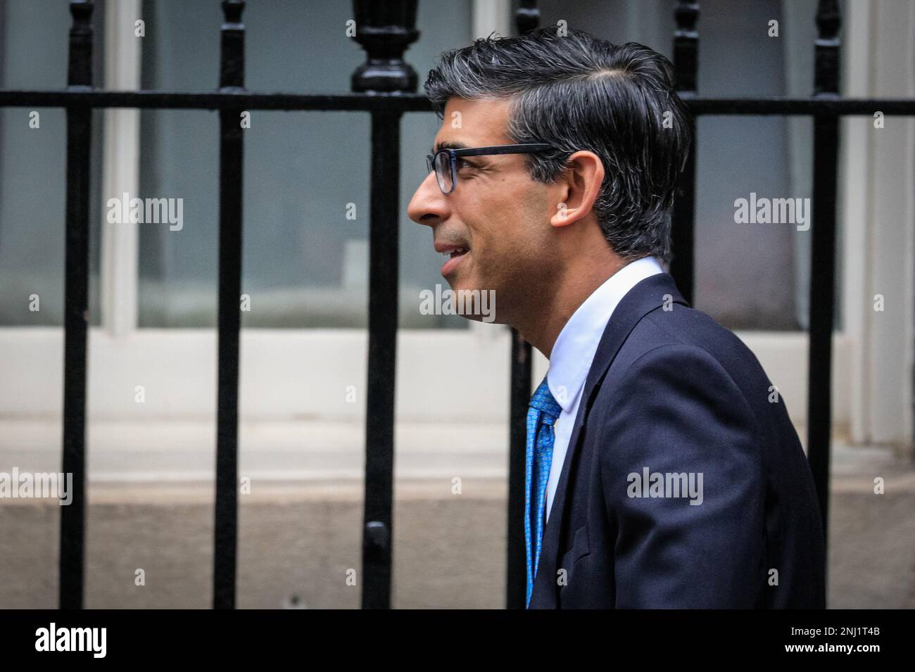 London, Großbritannien. 22. Februar 2023. Rishi Sunak, Parlamentsabgeordneter, Premierminister des Vereinigten Königreichs, verlässt die Downing Street 10, um heute im Parlament an den Fragen des Premierministers teilzunehmen. Kredit: Imageplotter/Alamy Live News Stockfoto