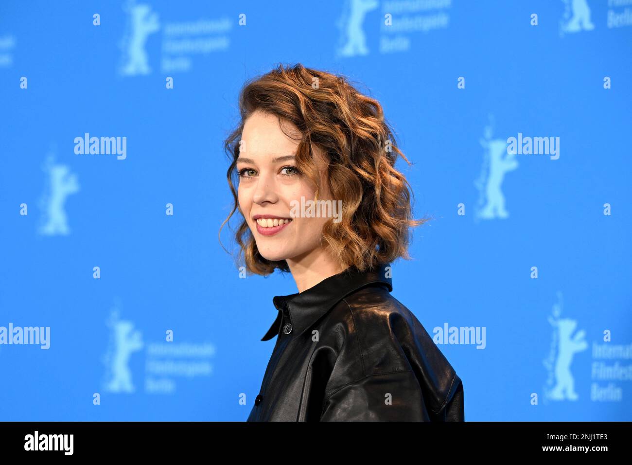 Berlin, Deutschland. 22. Februar 2023. Paula Beer, Schauspielerin, kommt zum Fotoaufruf des Films „Red Sky“, der im Wettbewerb der Berlinale steht. Das Internationale Filmfestival 73. findet vom 16. Bis 26. Februar 2023 in Berlin statt. Kredit: Jens Kalaene/dpa/Alamy Live News Stockfoto