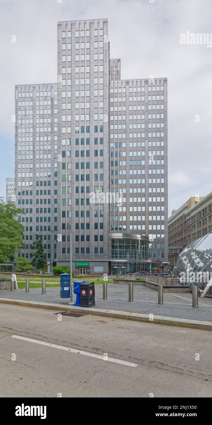 Pittsburgh Downtown: Two Gateway Center, ein Büroturm aus Edelstahl und Glas, liegt an der geschäftigen Kreuzung von Penn Avenue und Stanwix Street. Stockfoto