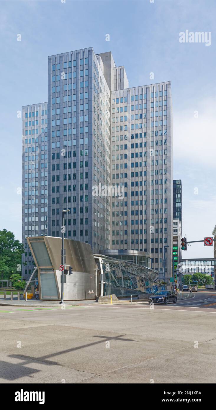 Pittsburgh Downtown: Two Gateway Center, ein Büroturm aus Edelstahl und Glas, liegt an der geschäftigen Kreuzung von Penn Avenue und Stanwix Street. Stockfoto