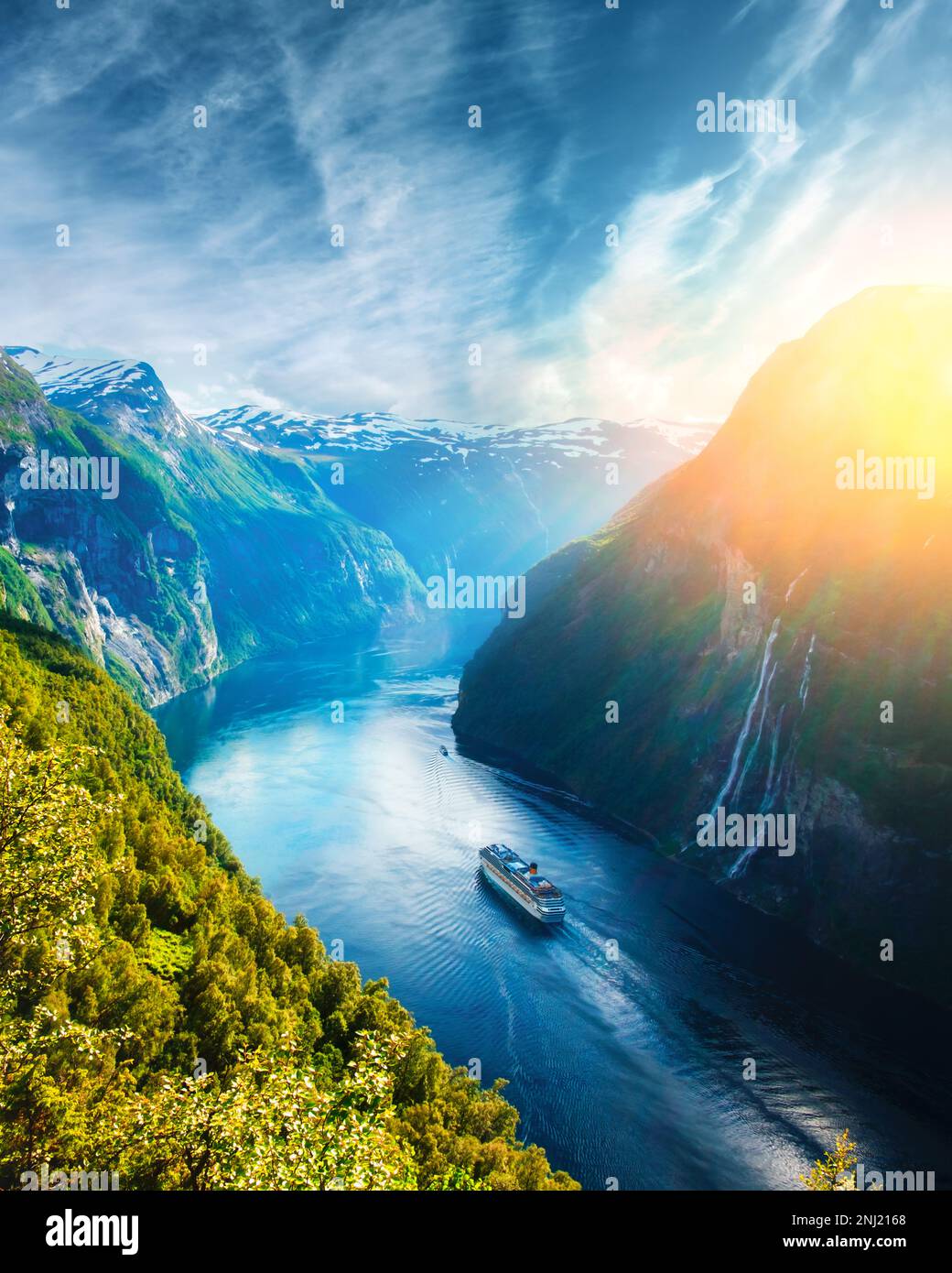 Atemberaubende Aussicht auf sunnylvsfjord Fjord und die berühmten Sieben Schwestern Wasserfälle, in der Nähe von Geiranger Dorf im Westen von Norwegen. Stockfoto