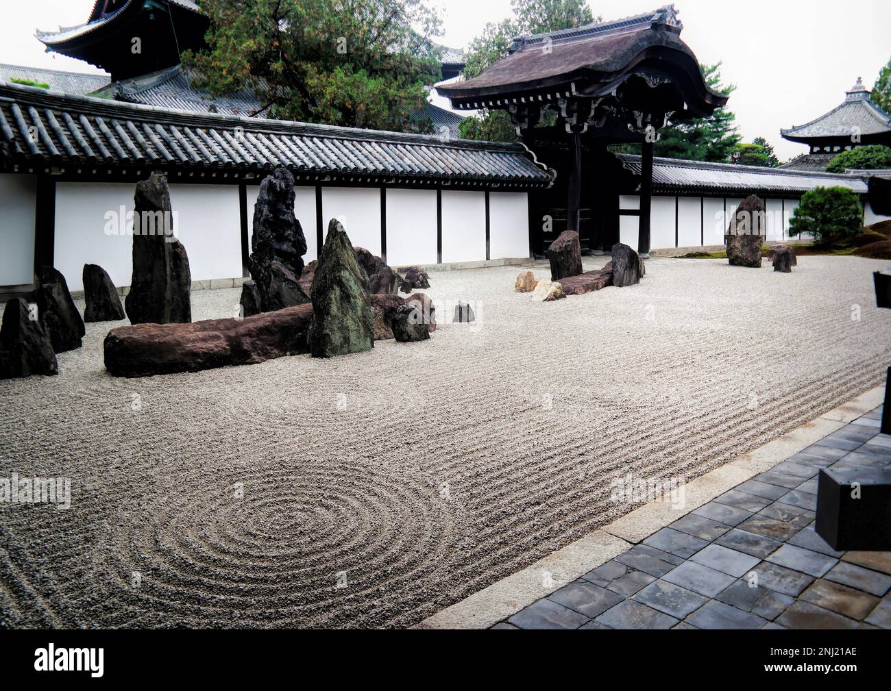 Kyoto, Japan - September 2017: Japanischer Zen-Garten mit Felsen und geharktem Kies im Tofuku ji-Tempel Stockfoto