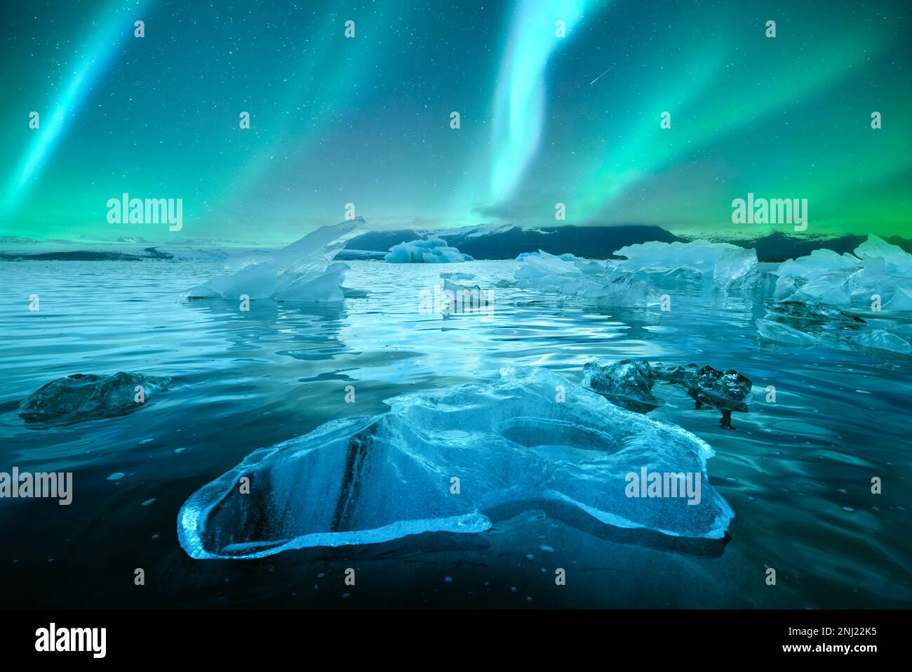 Aurora borealis Nordlicht und Eisberge in Jokulsarlon Gletscherlagune. Vatnajokull Nationalpark, Südostisland, Europa. Landschaftsfotografie Stockfoto