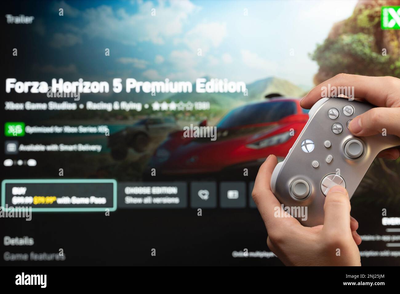 New york, USA - 20. Februar 2023: Kauf dir das neue Spiel Forza Horizon 5 im Microsoft xbox Online-Shop mit Gamepad-Controller in der Hand Stockfoto