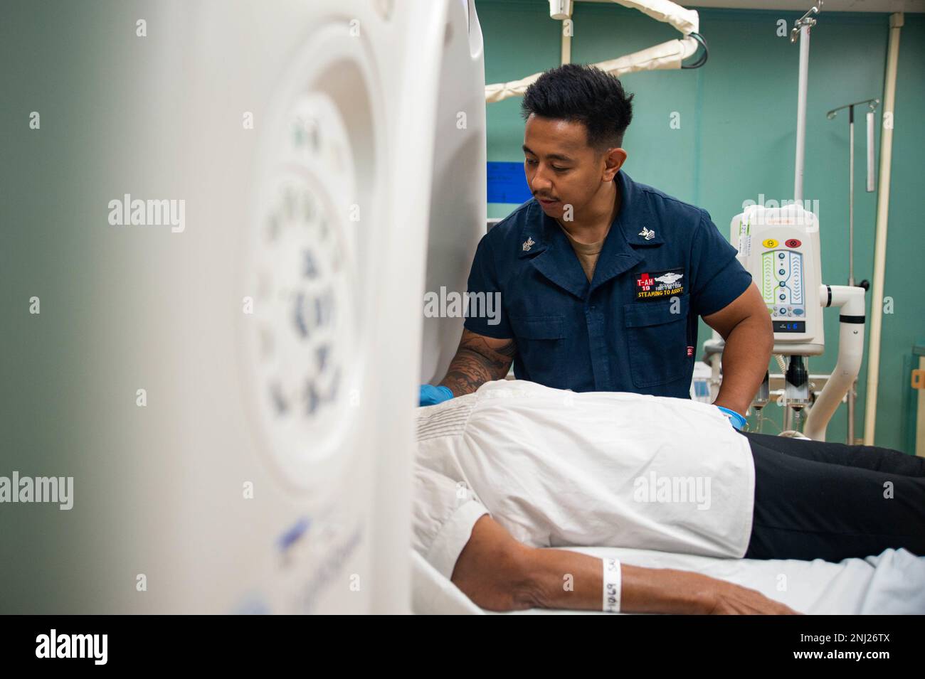 PUERTO PRINCESA, Philippinen (4. August 2022) – USA Navy Hospital Corpsman 1. Klasse Jed Rodrigues aus Los Angeles bereitet einen Patienten auf einen Computertomographie (CT)-Scan an Bord des Krankenhausschiffs USNS Mercy (T-AH 19) des Militärs Sealift zur Unterstützung der Pacific Partnership 2022 vor. Die Pazifikpartnerschaft ist die größte multinationale Mission zur Vorbereitung auf humanitäre Hilfe und Katastrophenhilfe, die jährlich im Indo-Pazifik durchgeführt wird. Sie ist seit 17. Jahren Teil der Partnerschaft. Stockfoto