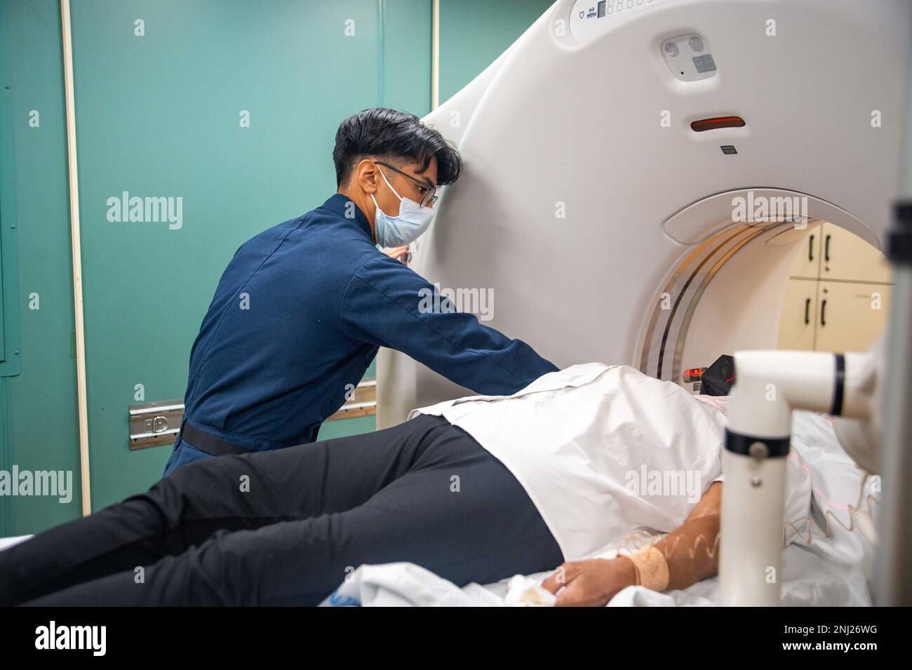 PUERTO PRINCESA, Philippinen (4. August 2022) – USA Navy Hospital Corpsman 1. Klasse Jed Rodrigues aus Los Angeles bereitet einen Patienten auf einen Computertomographie (CT)-Scan an Bord des Krankenhausschiffs USNS Mercy (T-AH 19) des Militärs Sealift zur Unterstützung der Pacific Partnership 2022 vor. Die Pazifikpartnerschaft ist die größte multinationale Mission zur Vorbereitung auf humanitäre Hilfe und Katastrophenhilfe, die jährlich im Indo-Pazifik durchgeführt wird. Sie ist seit 17. Jahren Teil der Partnerschaft. Stockfoto