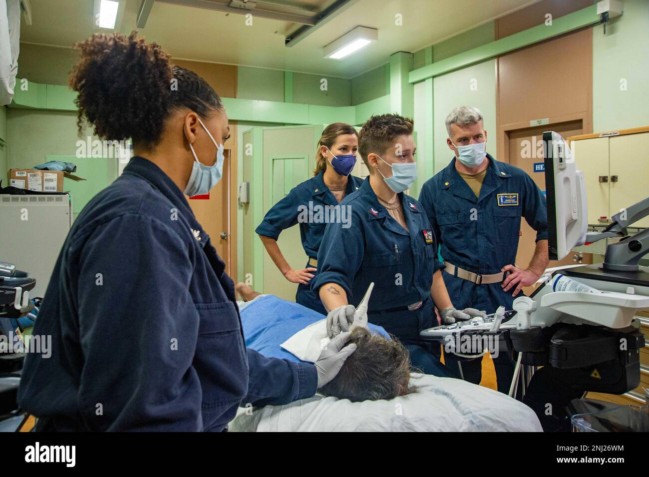 PUERTO PRINCESA, Philippinen (4. August 2022) – USA Navy-Matrosen führen einen Ultraschallscan an einem Patienten an Bord des Krankenhausschiffes USNS Mercy (T-AH 19) des militärischen Sealift-Kommandos zur Unterstützung der Pacific Partnership 2022 durch. Die Pazifikpartnerschaft ist die größte multinationale Mission zur Vorbereitung auf humanitäre Hilfe und Katastrophenhilfe, die jährlich im Indo-Pazifik durchgeführt wird. Sie ist seit 17. Jahren Teil der Partnerschaft. Stockfoto