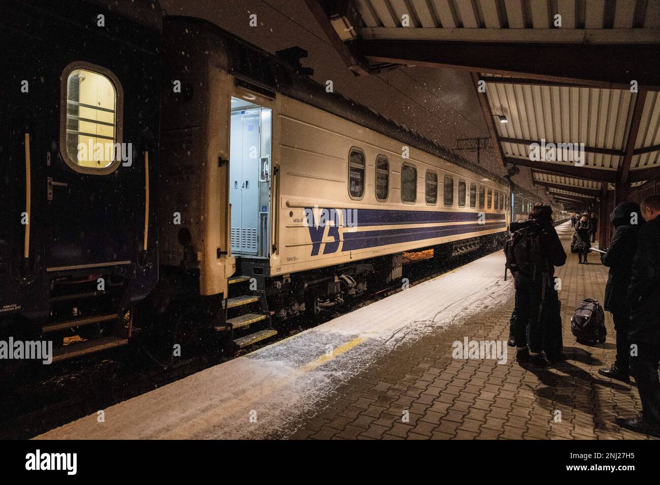 Passagiere warten auf den Zug der Ukrainian Railways von Przemy (Polen) nach Kiew (Ukraine). Die ukrainische Eisenbahn hat während des gesamten Krieges zwischen Russland und der Ukraine weiter funktioniert und Millionen von Passagieren evakuiert. Die ukrainische Eisenbahn hat während des gesamten Krieges zwischen Russland und der Ukraine weiter funktioniert und Millionen von Passagieren evakuiert. Stockfoto