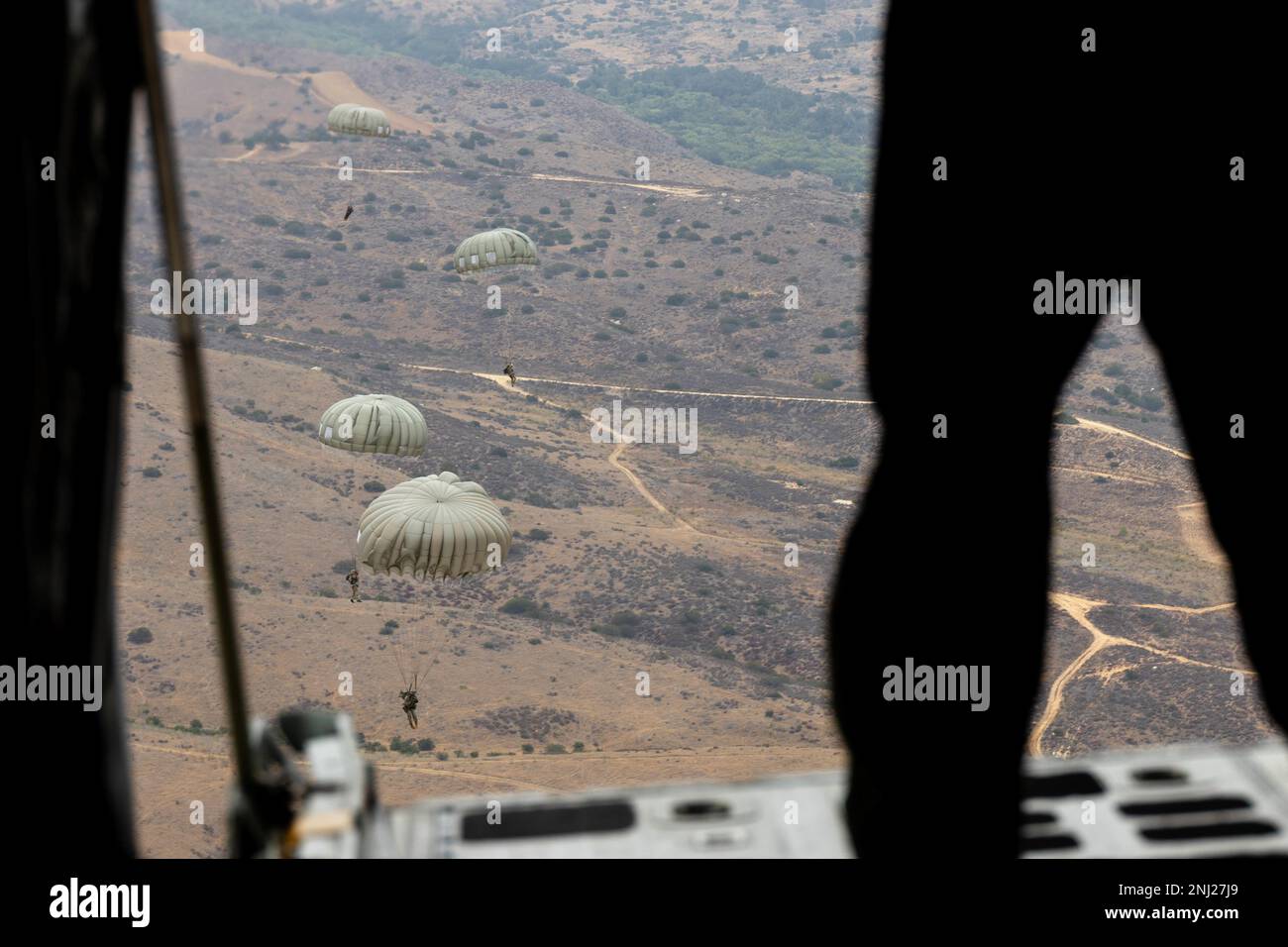 Die US-Marines mit der 3rd Air Naval Gunfire Liaison Company, der Force Headquarters Group, der Marine Corps Forces Reserve und der British Royal Marines führen am 4. August 2022 eine Fallschirmoperation auf dem Marinekorps Base Camp Pendleton, Kalifornien, durch. Die 3rd ANGLICO führte Operationen zum Einsetzen von Fallschirmen auf niedriger Ebene durch, um die taktische und operative Bereitschaft ihrer Marines für Übungen und Operationen in der Praxis zu verbessern. ANGLICO, Camp Pendleton, Jump, KC-130J, Marines, Fallschirmjäger, Stockfoto