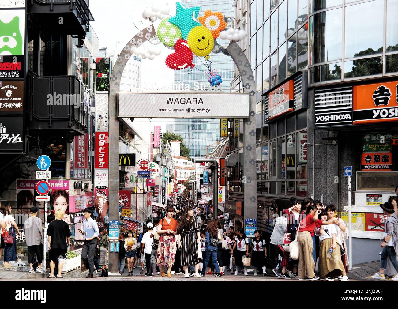 Tokio, Japan - September 2017: Die Takeshita Street ist eine Fußgängerzone und Einkaufsstraße mit Modeboutiquen, Cafés und Restaurants in Harajuku Stockfoto