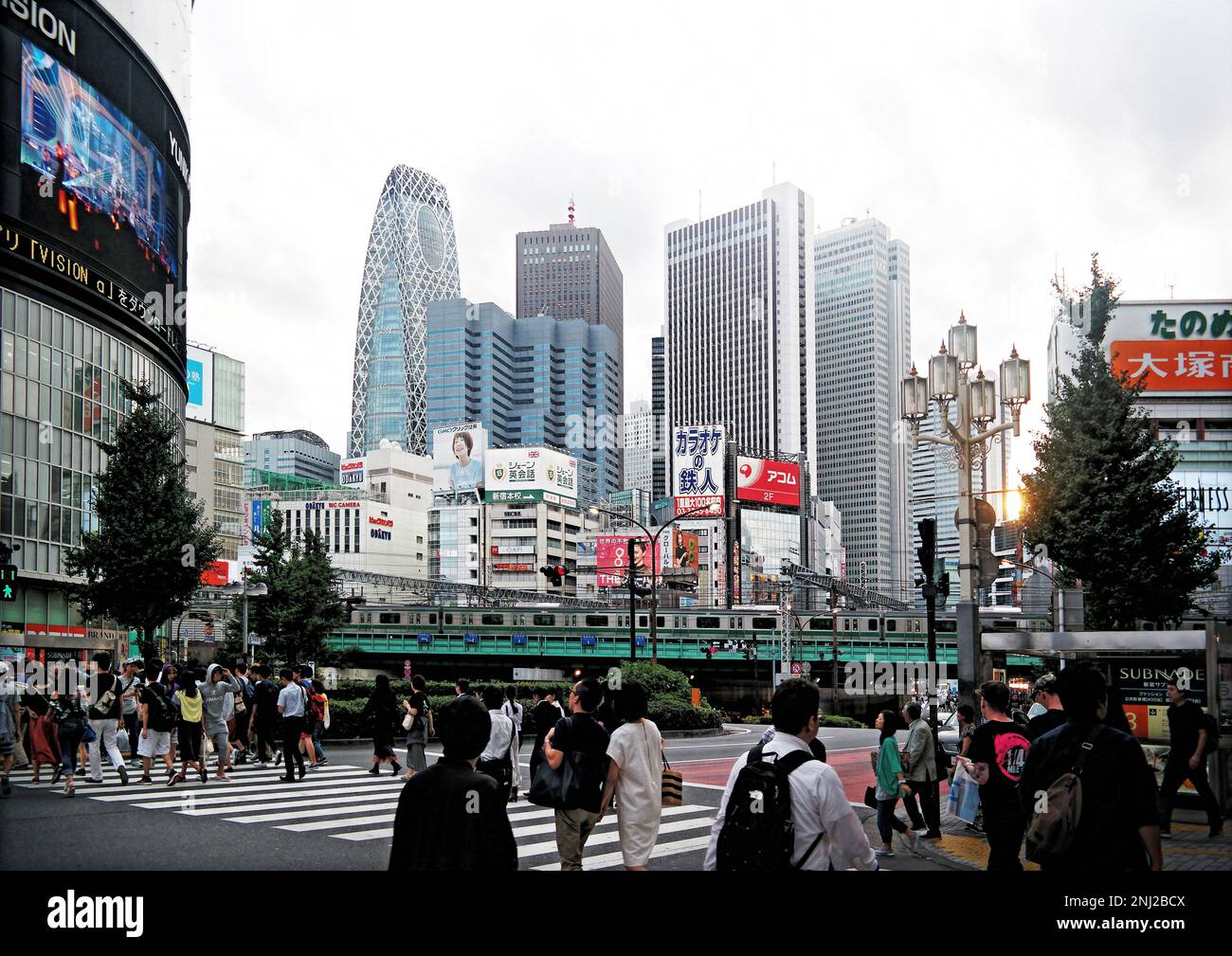 Tokio, Japan - September 2017: Shinjuku ist einer der Geschäftsviertel von Tokio mit vielen internationalen Firmenzentralen. Stockfoto