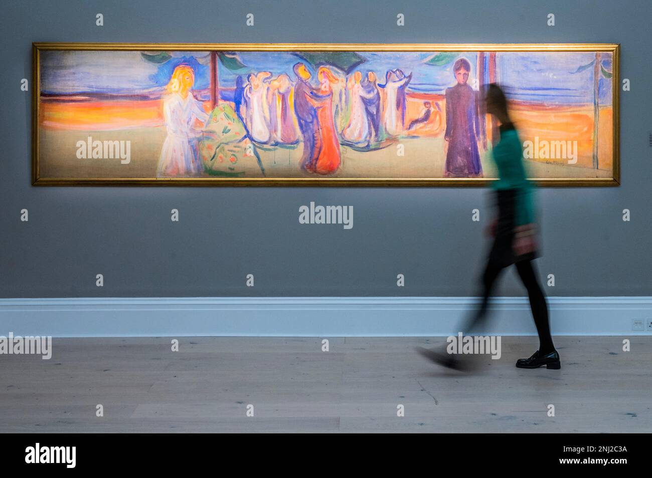 London, Großbritannien. 22. Februar 2023. Ein vier Meter langes Gemälde von Edvard Munch, einst versteckt vor den Nazis in einer Scheune, das von der berühmten Olsen Collection angeboten wird, schätzt 12-20 Millionen Pfund – Eine Vorschau von Sotheby's Auctions of Modern & Contemporary Art in London. Kredit: Guy Bell/Alamy Live News Stockfoto